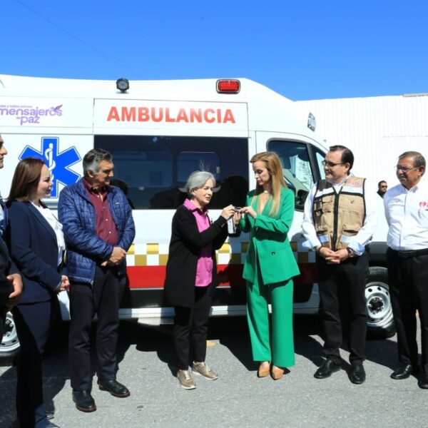 Américo y Carmen Lilia supervisan albergue de deportados;…