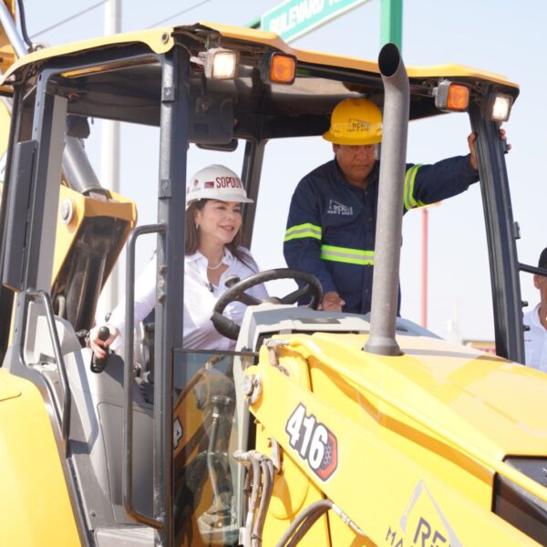 Supervisa Carmen Lilia la pavimentación de bulevar Rea en sector de Los Olivos