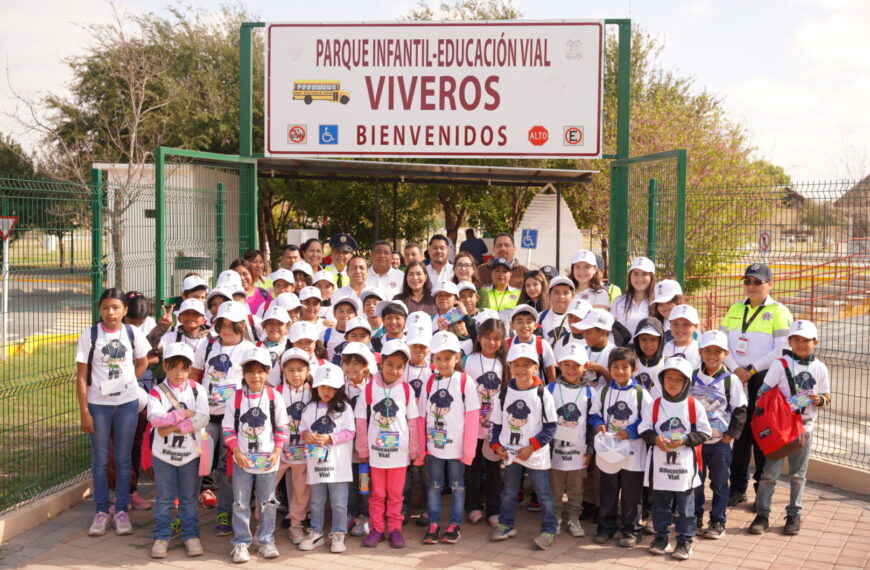Aprenden niños de primaria sobre reglas de tránsito en recorrido por parque vial