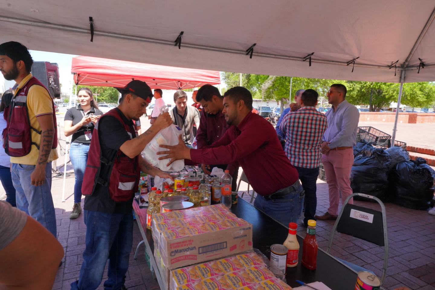 Personal del gobierno de Nuevo Laredo entrega artculos alimentarios a ciudadanos en el centro de acopio