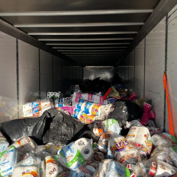 Sale de Nuevo Laredo un tráiler con toneladas de ayuda para Reynosa