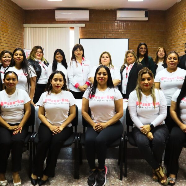 Mujeres empoderadas: Finaliza con éxito diplomado de pestañas…