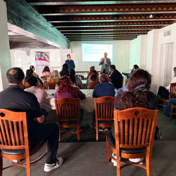 Gobierno municipal y el Colegio de Contadores brindan asesoría fiscal a emprendedores en Nuevo Laredo