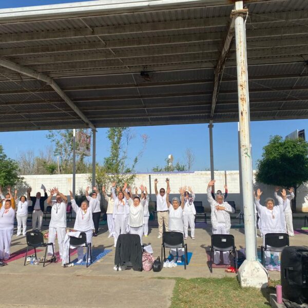 Adultos mayores reciben la primavera con yoga y bienestar en la Casa Club DIF Nuevo Laredo
