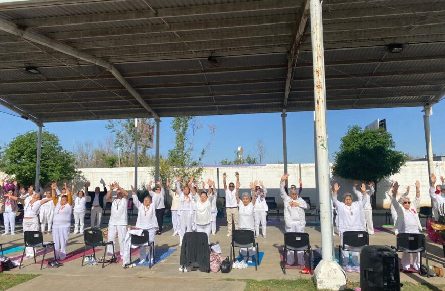 Adultos mayores reciben la primavera con yoga y bienestar en la Casa Club DIF Nuevo Laredo
