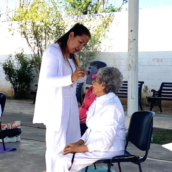 La Casa Club del Adulto Mayor celebra llegada de la primavera con práctica de yoga