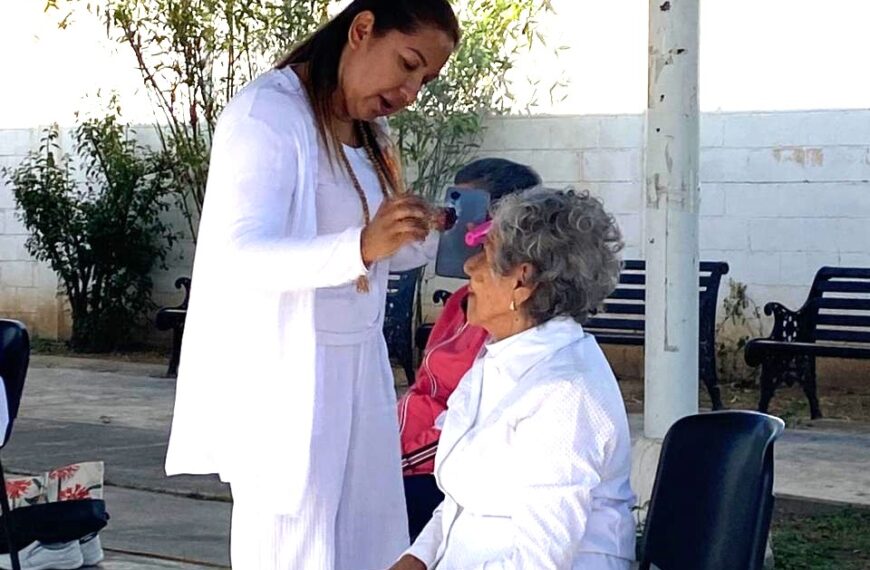 La Casa Club del Adulto Mayor celebra llegada de la primavera con práctica de yoga