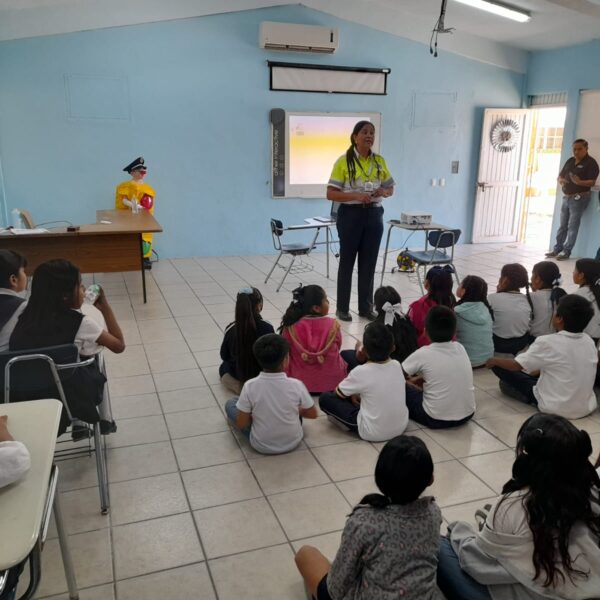 Niños y padres aprenden sobre seguridad vial en jornada educativa en primaria Club de Leones