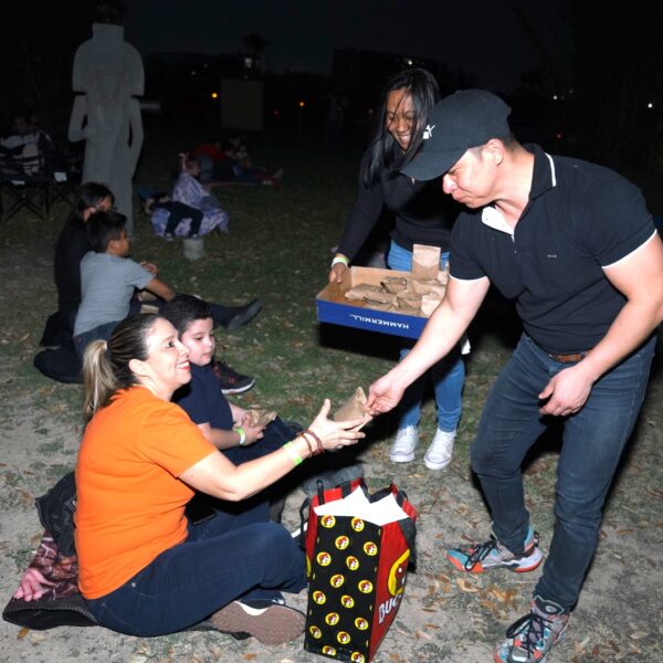 Disfrutan familias de Nuevo Laredo de Una noche en el museo en el Centro Cultural
