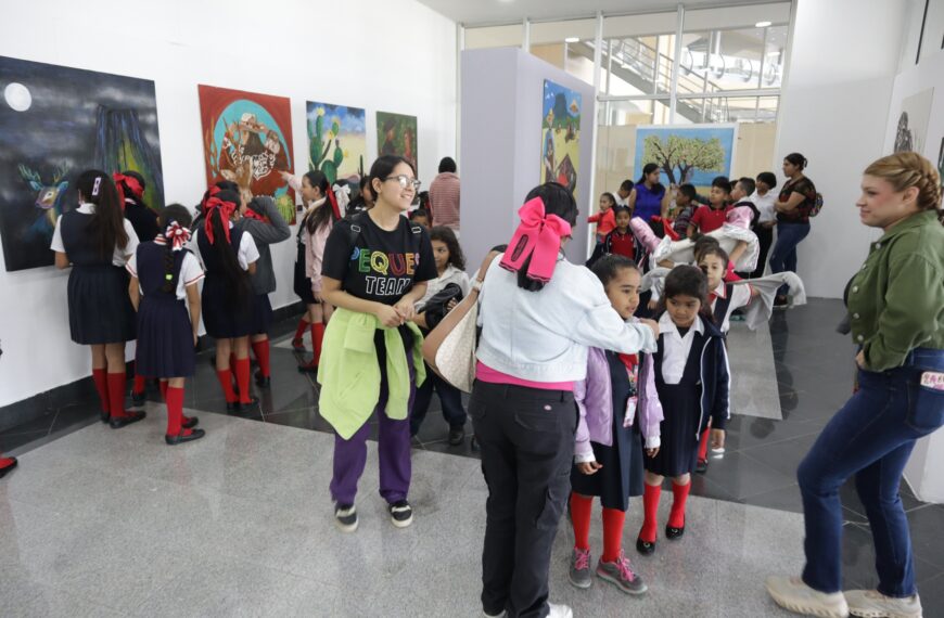 Alumnos de primaria Venustiano Carranza disfrutan del arte en un recorrido por el Centro Cultural