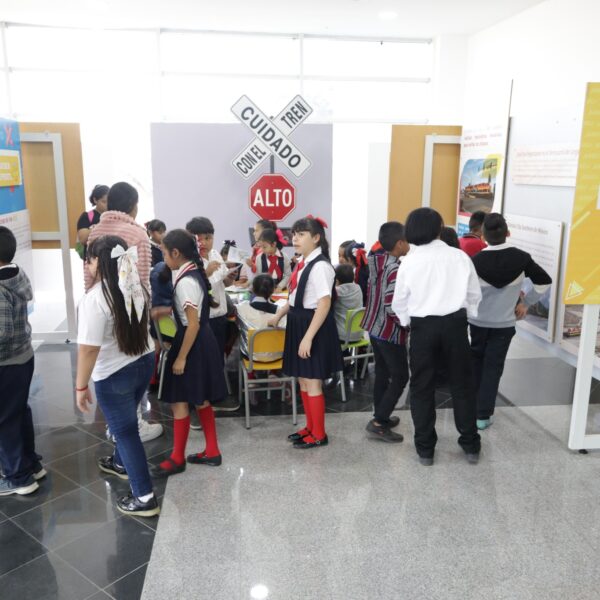 Estudiantes de la primaria Venustiano Carranza disfrutan del arte en un recorrido por el Centro Cultural