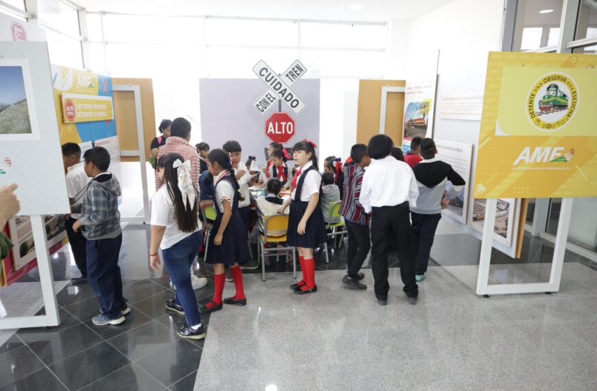 Estudiantes de la primaria Venustiano Carranza disfrutan del arte en un recorrido por el Centro Cultural