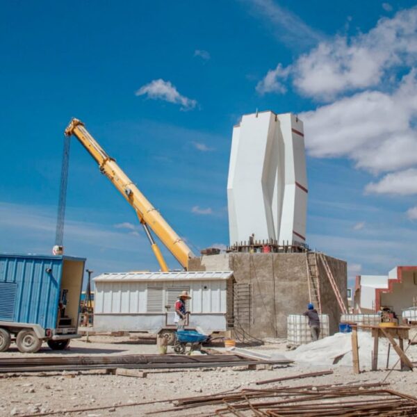 Da comienzo la instalación de la cruz monumental…