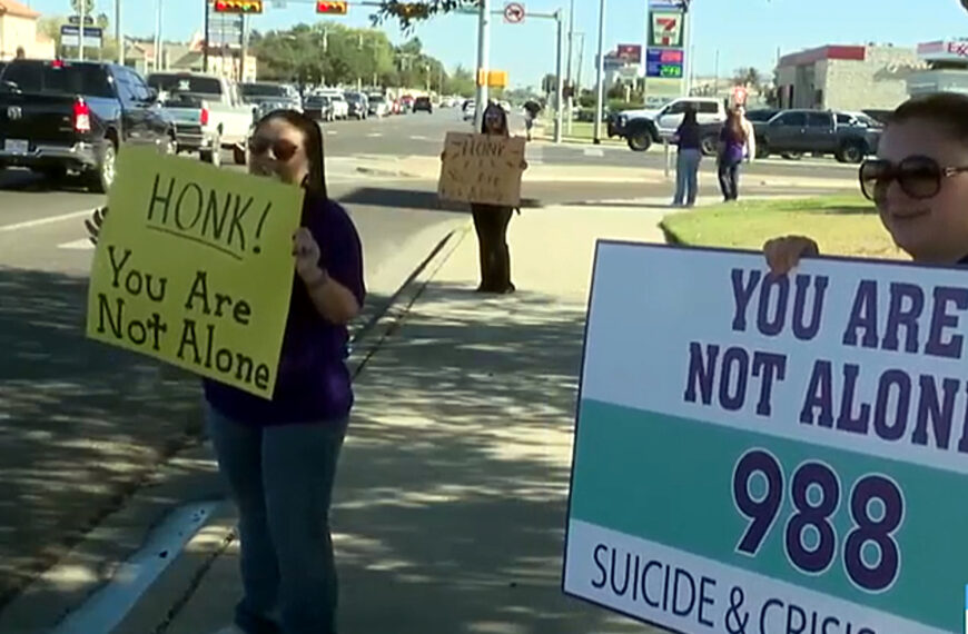 Manifestación con pancartas de apoyo a la salud mental y promoción del número 988 en Laredo Texas.