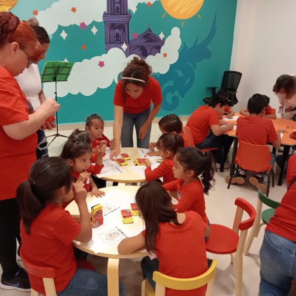 Niños participando en actividades culturales en la Infoteca en Nuevo Laredo durante Semana de Pascua
