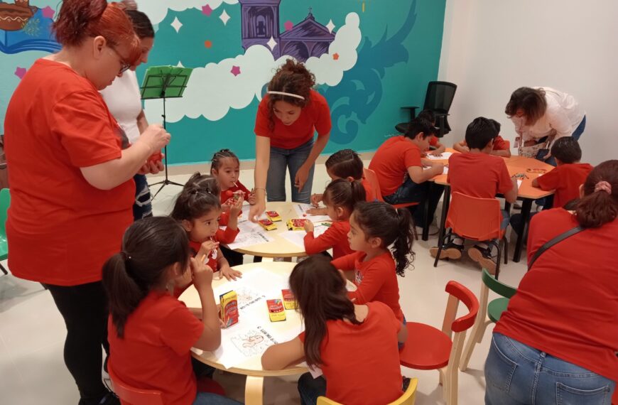 Niños participando en actividades culturales en la Infoteca en Nuevo Laredo durante Semana de Pascua