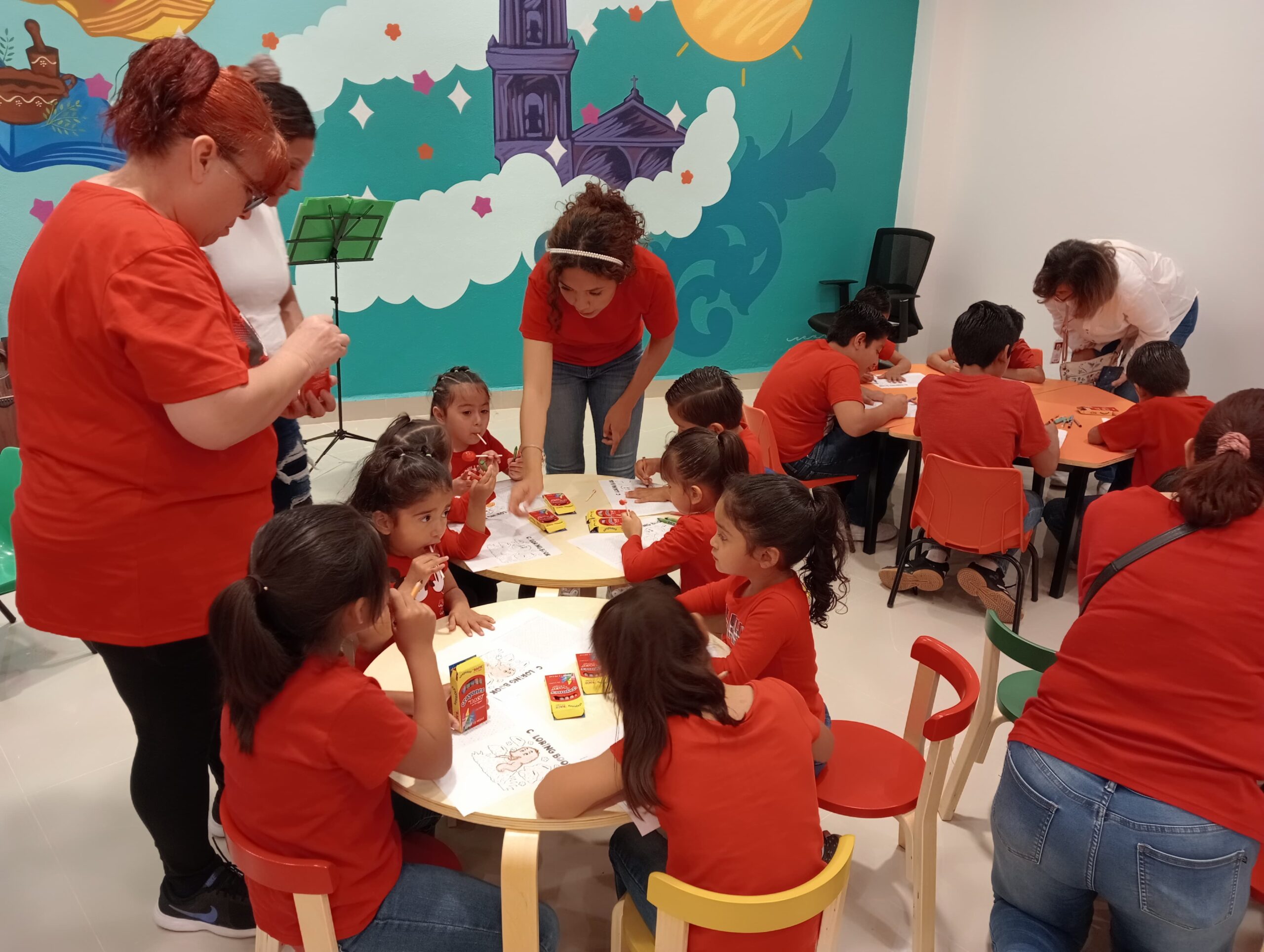 Niños participando en actividades culturales en la Infoteca en Nuevo Laredo durante Semana de Pascua