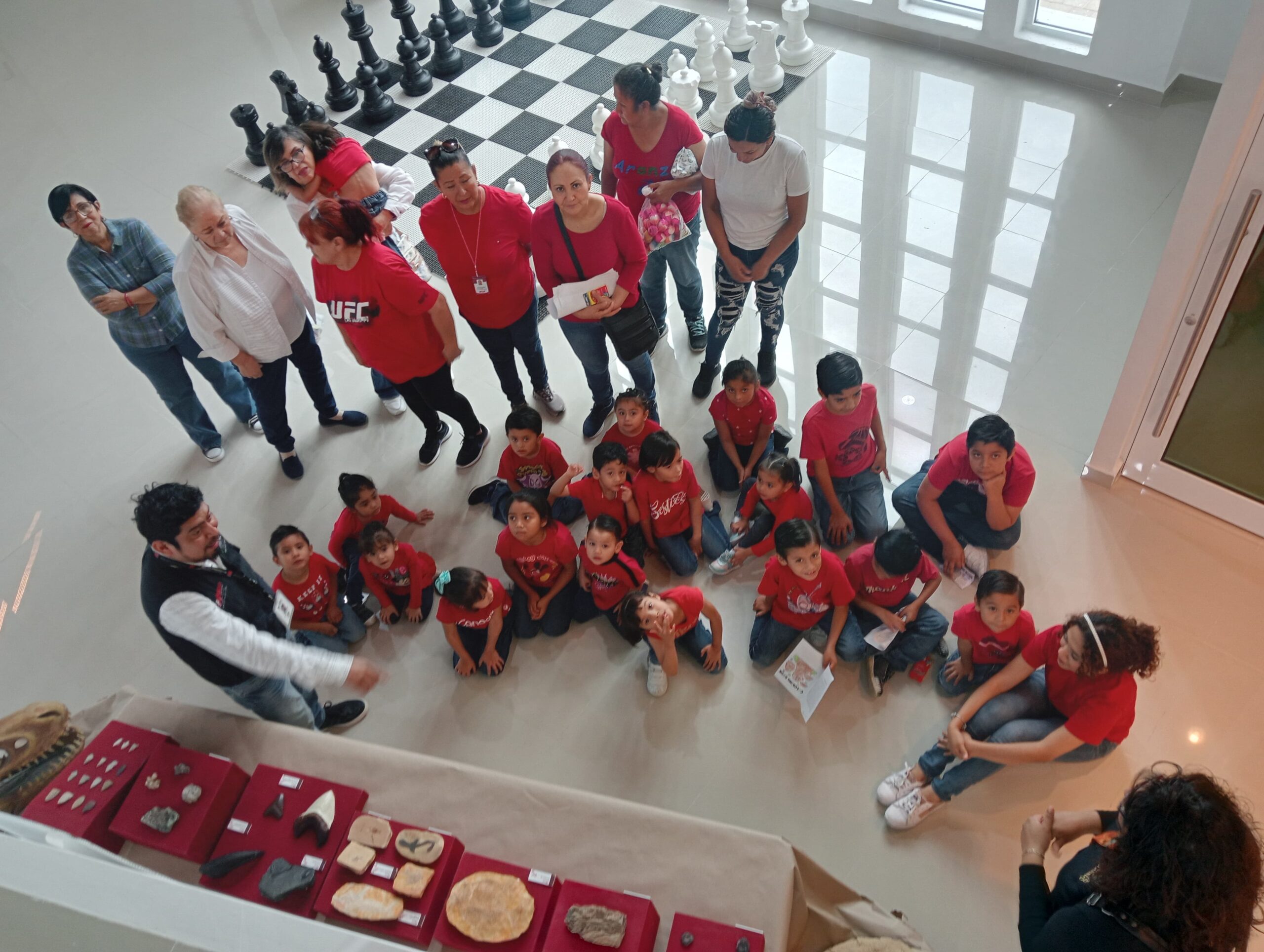 Niños participando en actividades culturales en la Infoteca en Nuevo Laredo durante Semana de Pascua