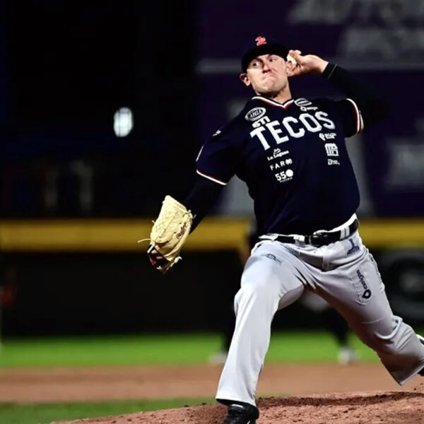 Tecolotes de los Dos Laredos celebran victoria ante Acereros de Monclova