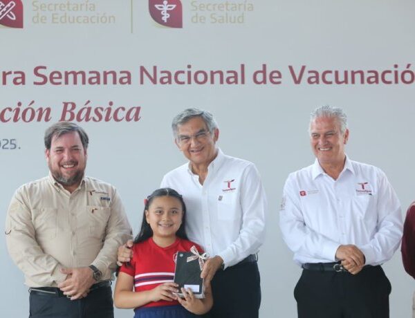 Pone en marcha Américo campaña de vacunación en escuelas y entrega tabletas a niñas y niños