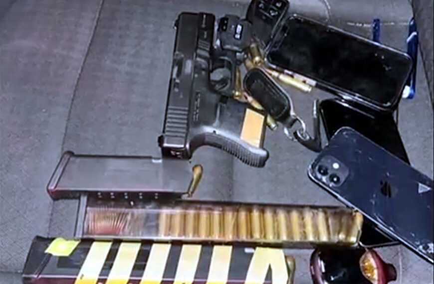 Camioneta estrellada tras persecución policial en Laredo donde se hallaron drogas y arma