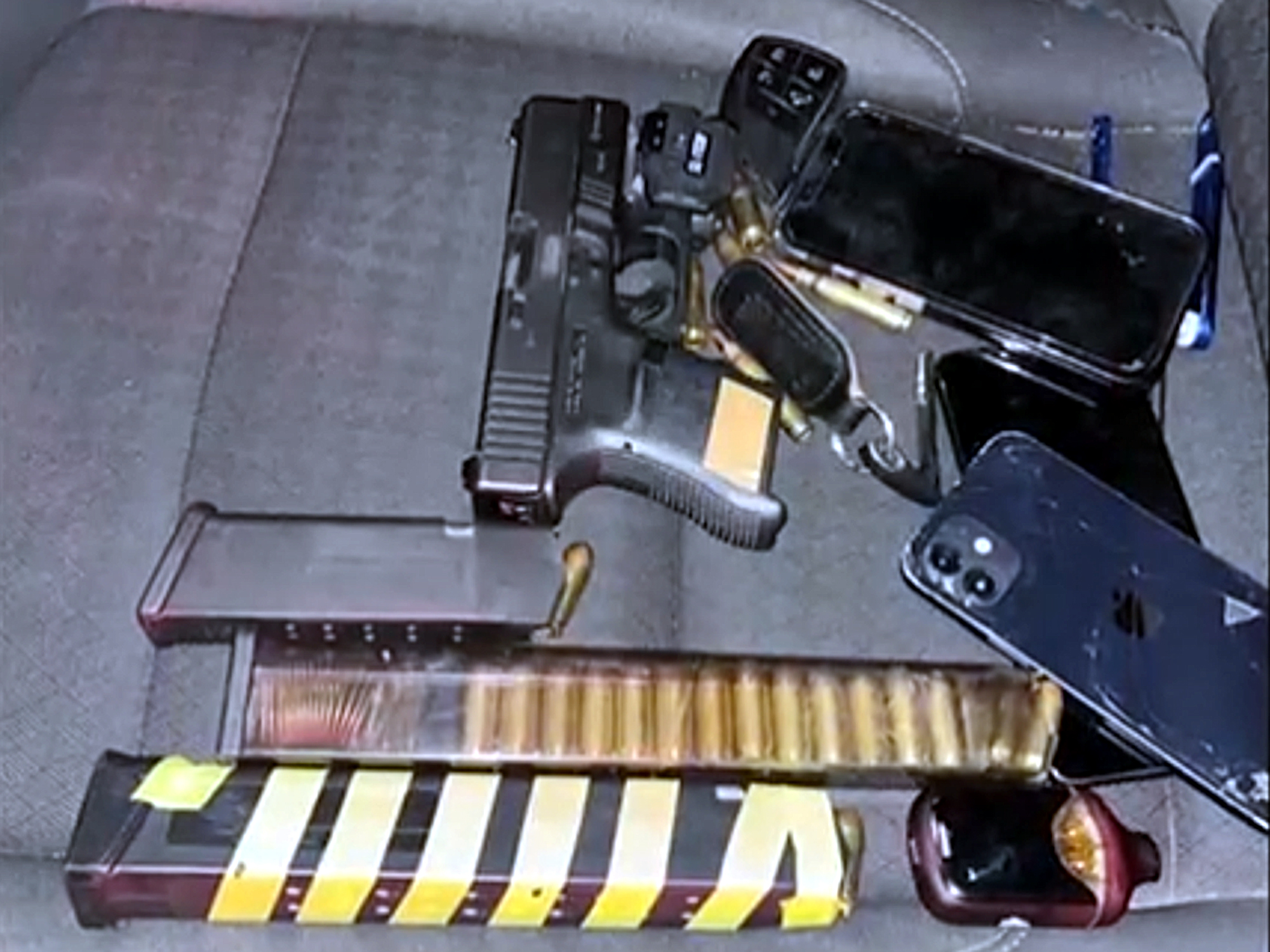 Camioneta estrellada tras persecución policial en Laredo donde se hallaron drogas y arma