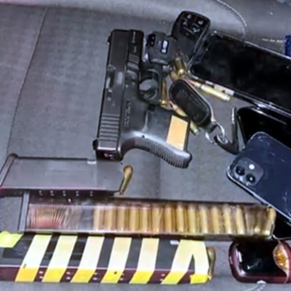 Camioneta estrellada tras persecución policial en Laredo donde se hallaron drogas y arma