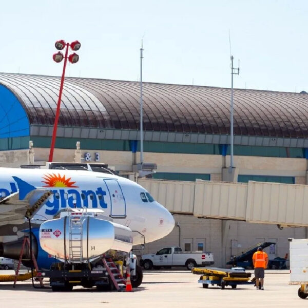 El aeropuerto de Laredo Texas transporta 208,000 toneladas al año, el de Nuevo Laredo ¡solo 30! ¿Qué está pasando?