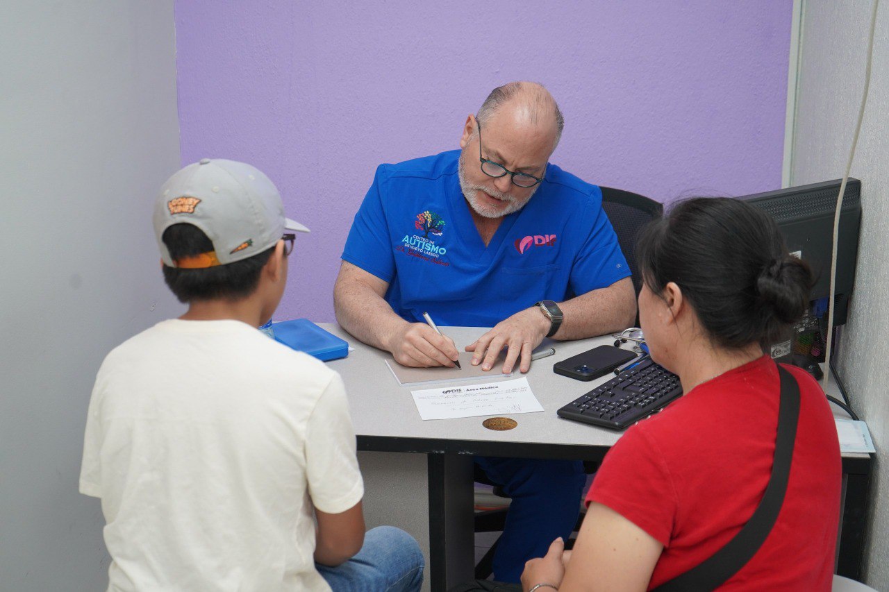 Mdico especialista atendiendo a nio en consulta peditrica gratuita