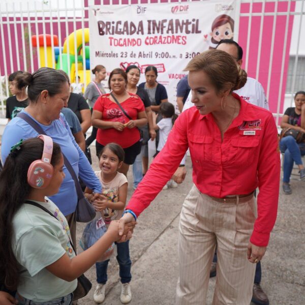 Presidenta del DIF saluda a niñas en brigada infantil
