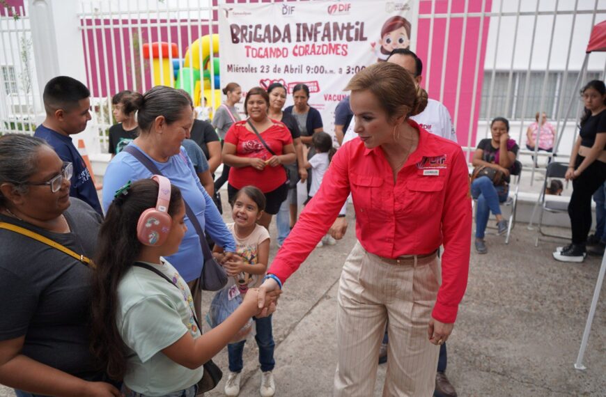 Presidenta del DIF saluda a niñas en brigada infantil