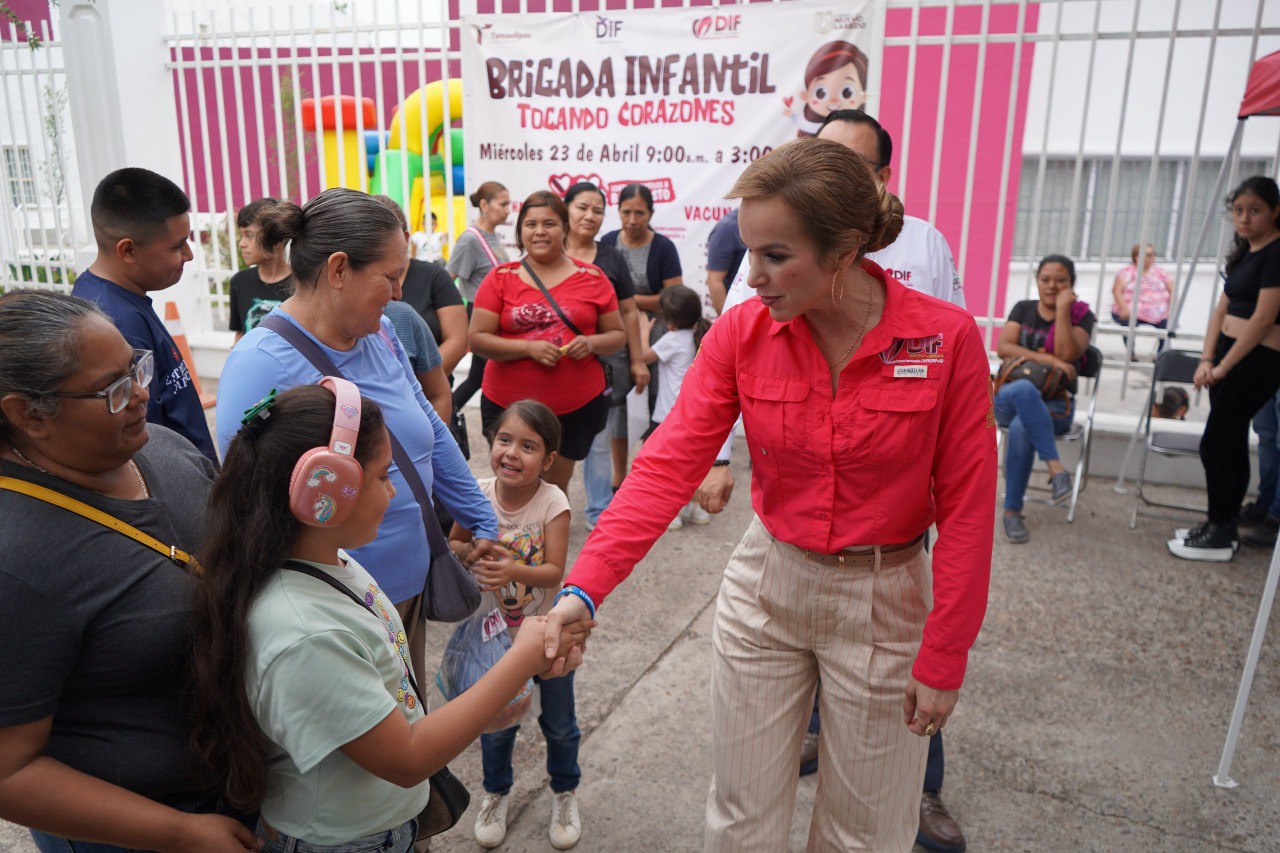 Presidenta del DIF saluda a nias en brigada infantil