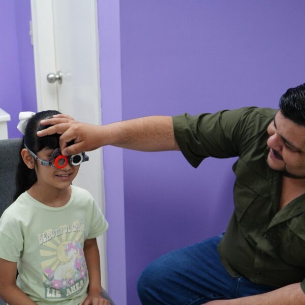 Niña en revisión visual durante brigada médica DIF Nuevo Laredo