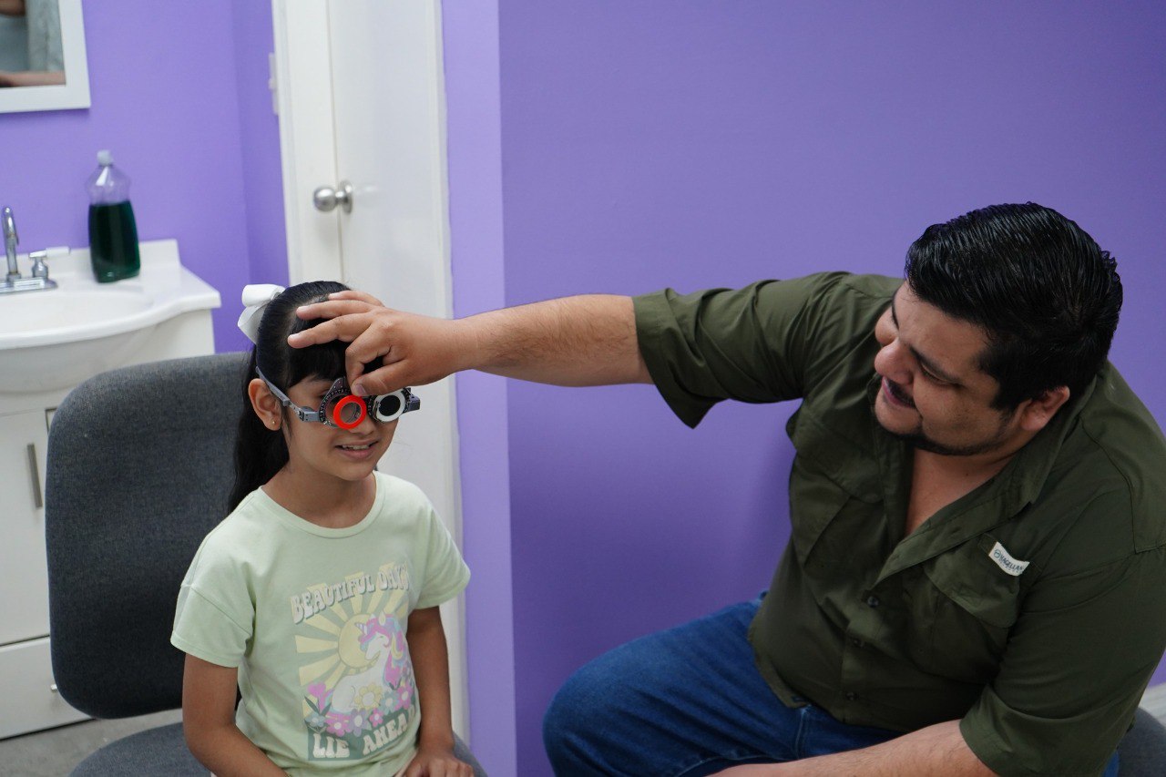Niña en revisión visual durante brigada médica DIF Nuevo Laredo