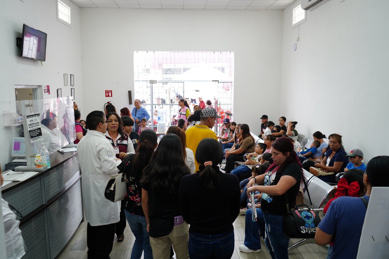 Sala de espera llena de familias en el DIF Central