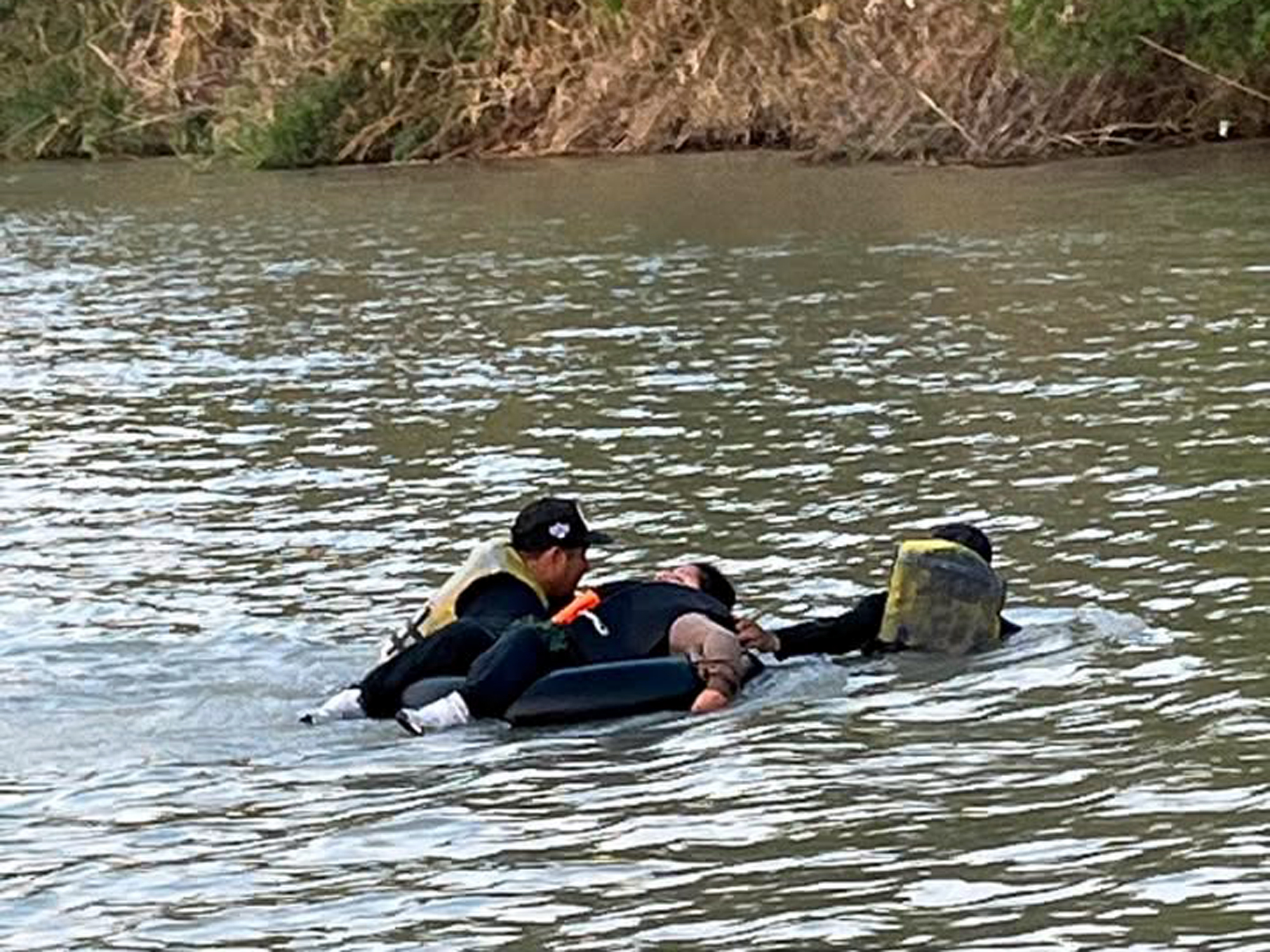 🔍 ¿Qué pasó en el Río Bravo? Agentes de Laredo interceptan a 6 personas en un intento arriesgado de cruce… 👉
