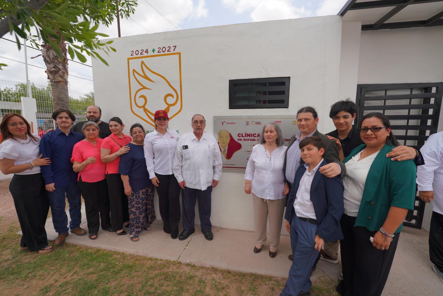 Familia del Dr Lozano acompaando la develacin de la placa en la clnica