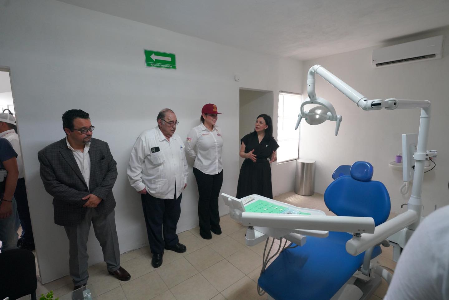 Autoridades recorren las instalaciones mdicas de la Clnica UNE