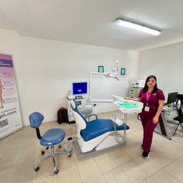 Sala dental de la Clínica UNE con equipo moderno y personal capacitado.