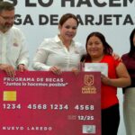 Entrega de tarjeta de beca a madre de familia en evento oficial del Gobierno de Nuevo Laredo