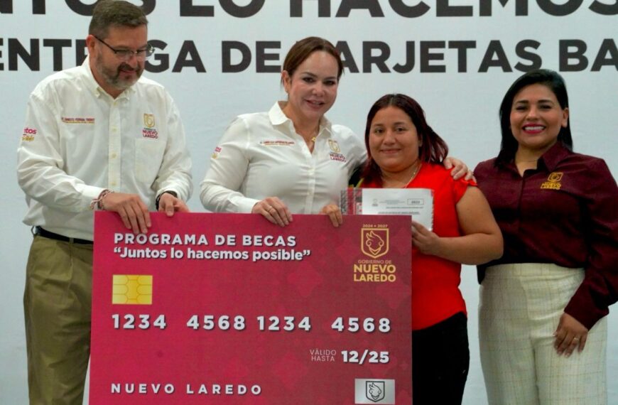 Entrega de tarjeta de beca a madre de familia en evento oficial del Gobierno de Nuevo Laredo