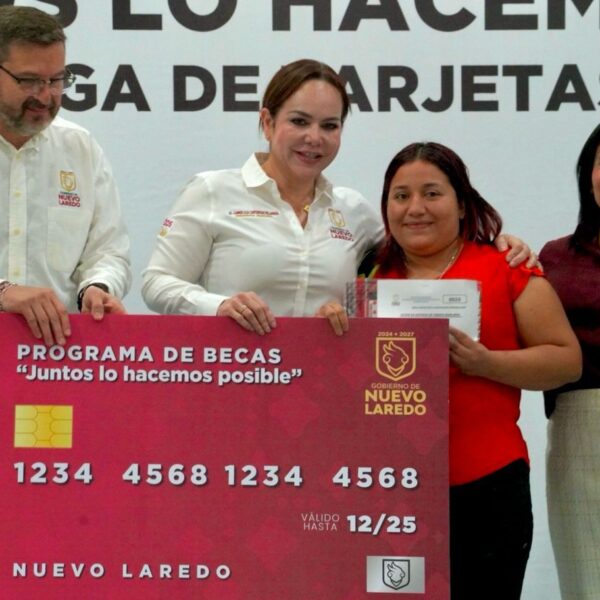 Entrega de tarjeta de beca a madre de familia en evento oficial del Gobierno de Nuevo Laredo