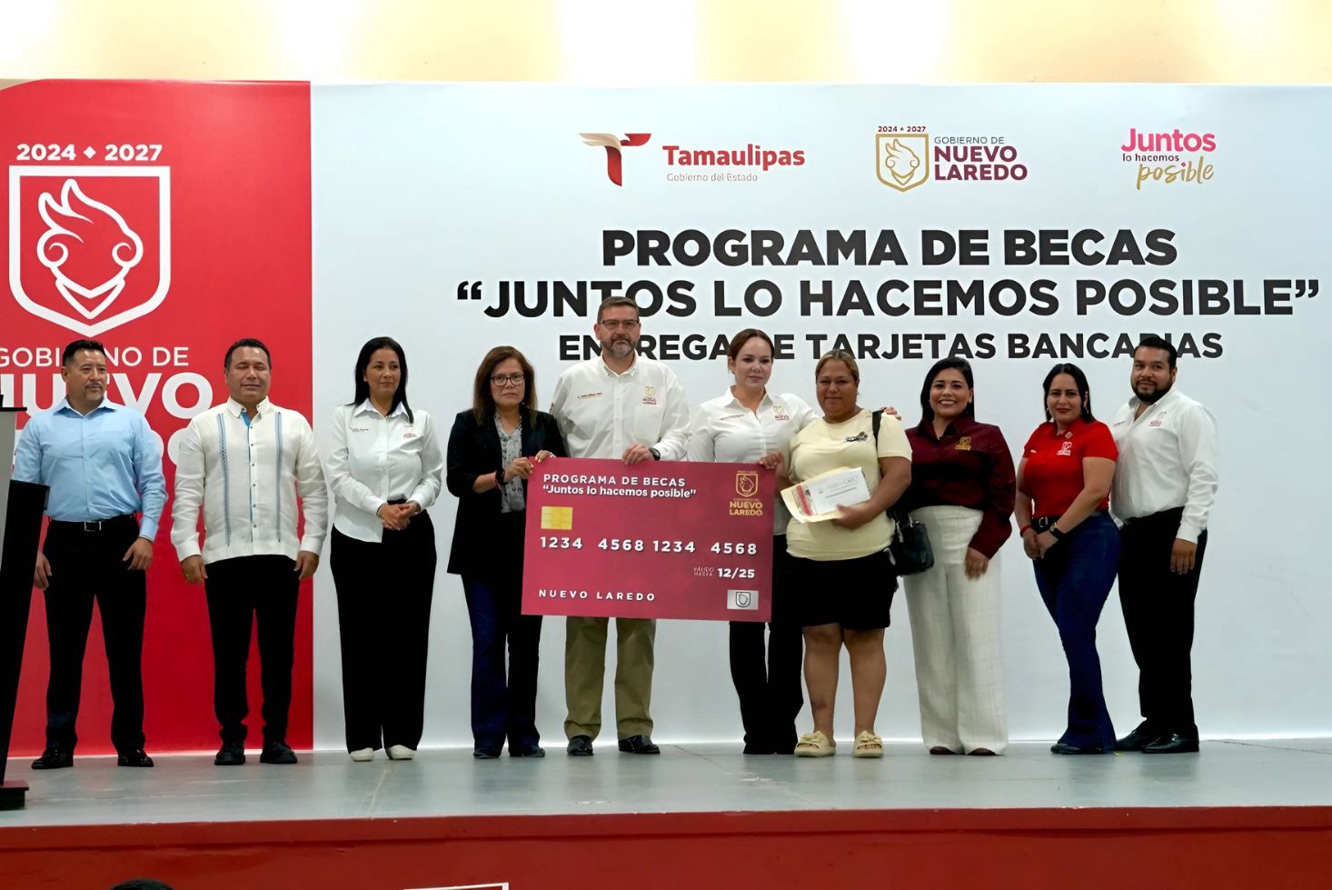 Entrega de tarjeta de beca a madre de familia en evento oficial del Gobierno de Nuevo Laredo
