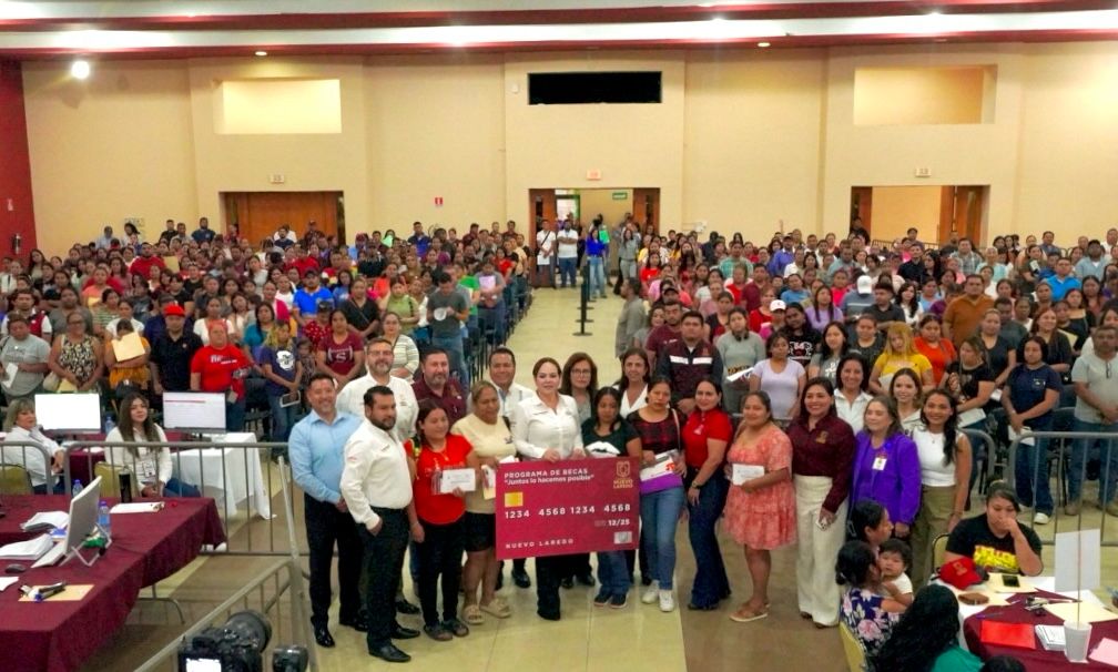 Saln lleno de familias beneficiadas por becas en Nuevo Laredo