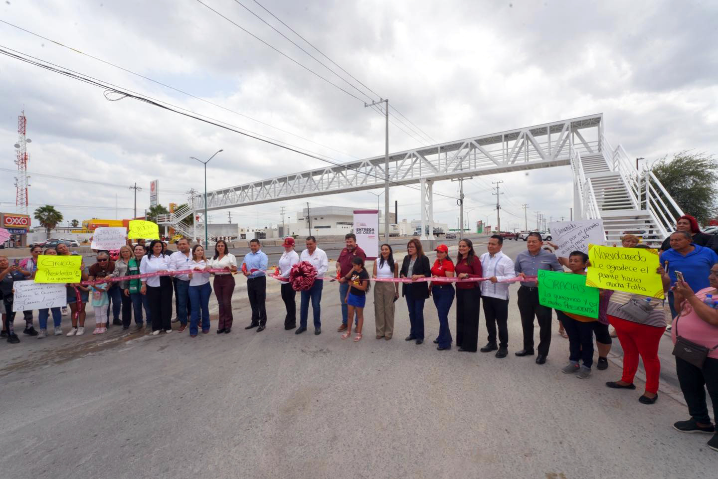 Puente peatonal iluminado en el km 10 de Nuevo Laredo con acceso seguro para las colonias del sur