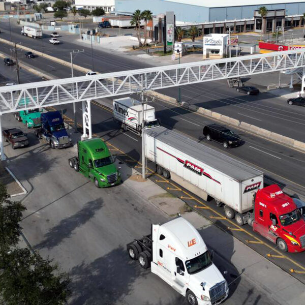 Puente peatonal iluminado en el km 10 de Nuevo Laredo con acceso seguro para las colonias del sur