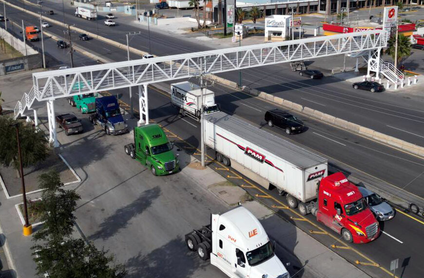 Puente peatonal iluminado en el km 10 de Nuevo Laredo con acceso seguro para las colonias del sur