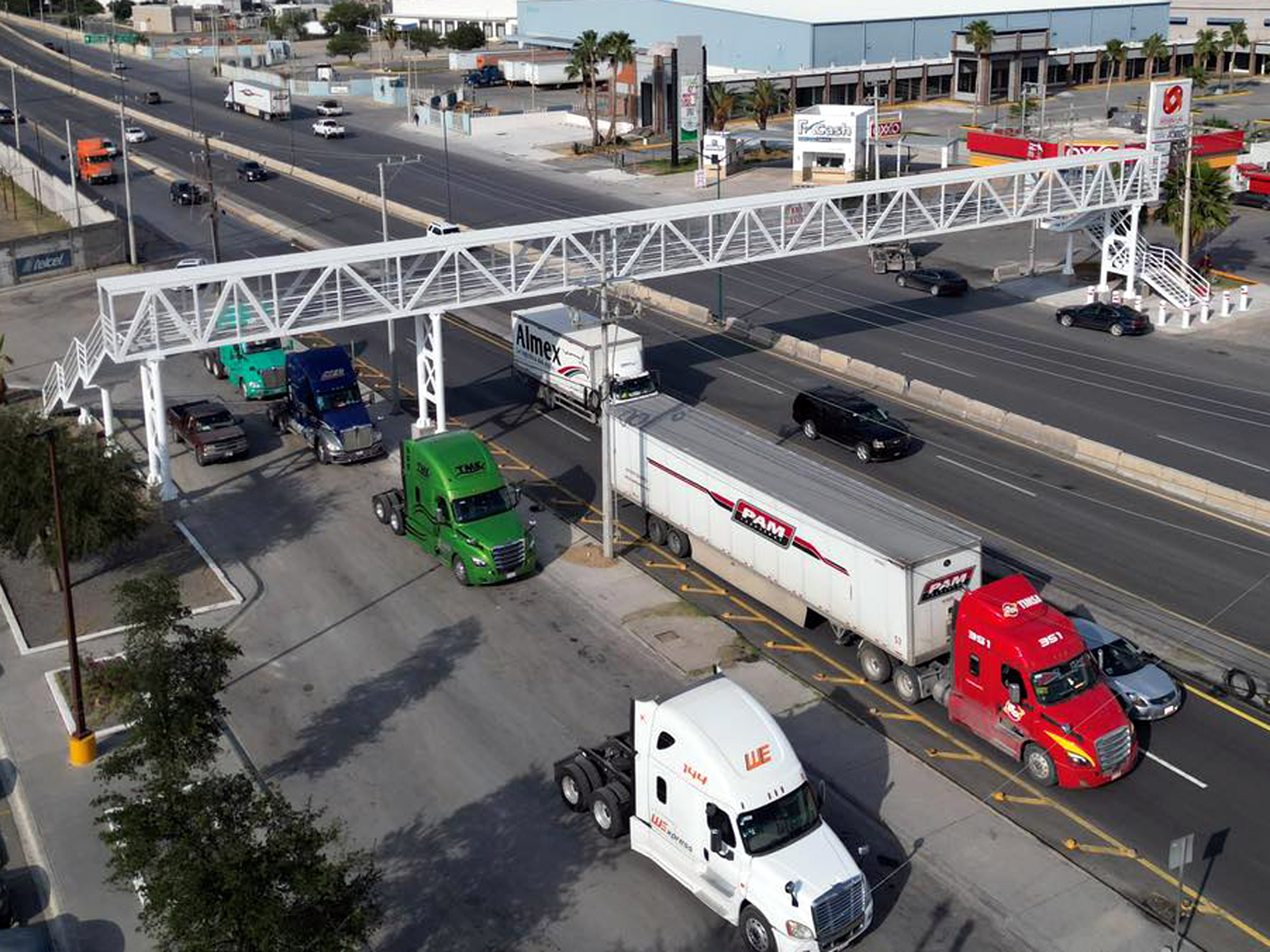 Puente peatonal iluminado en el km 10 de Nuevo Laredo con acceso seguro para las colonias del sur