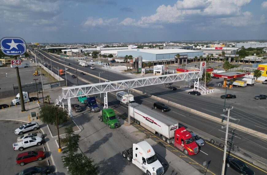 Inaugura alcaldesa Carmen Lilia Canturosas puente peatonal en la colonia Colinas del Sur