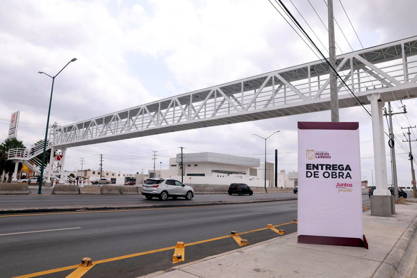 Puente peatonal iluminado en el km 10 de Nuevo Laredo con acceso seguro para las colonias del sur